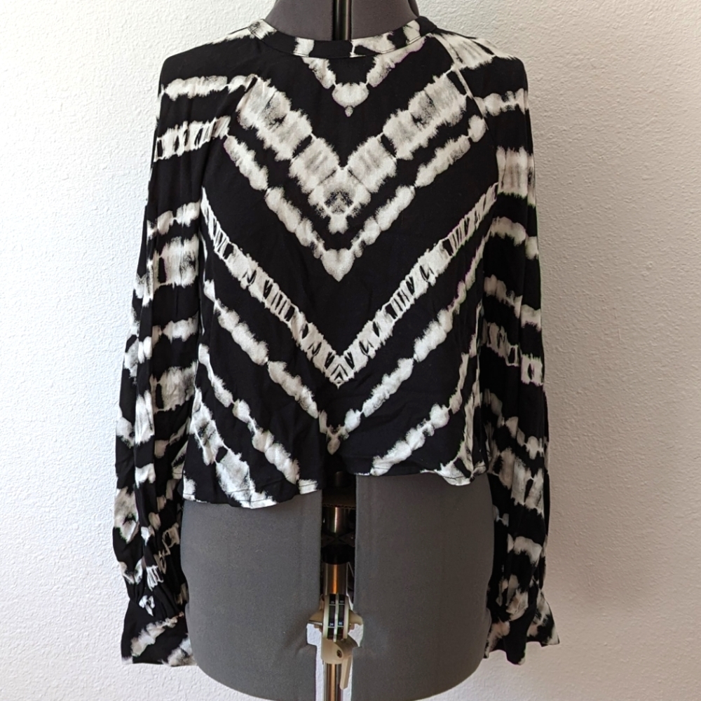 Black and white tie dye long sleeve top